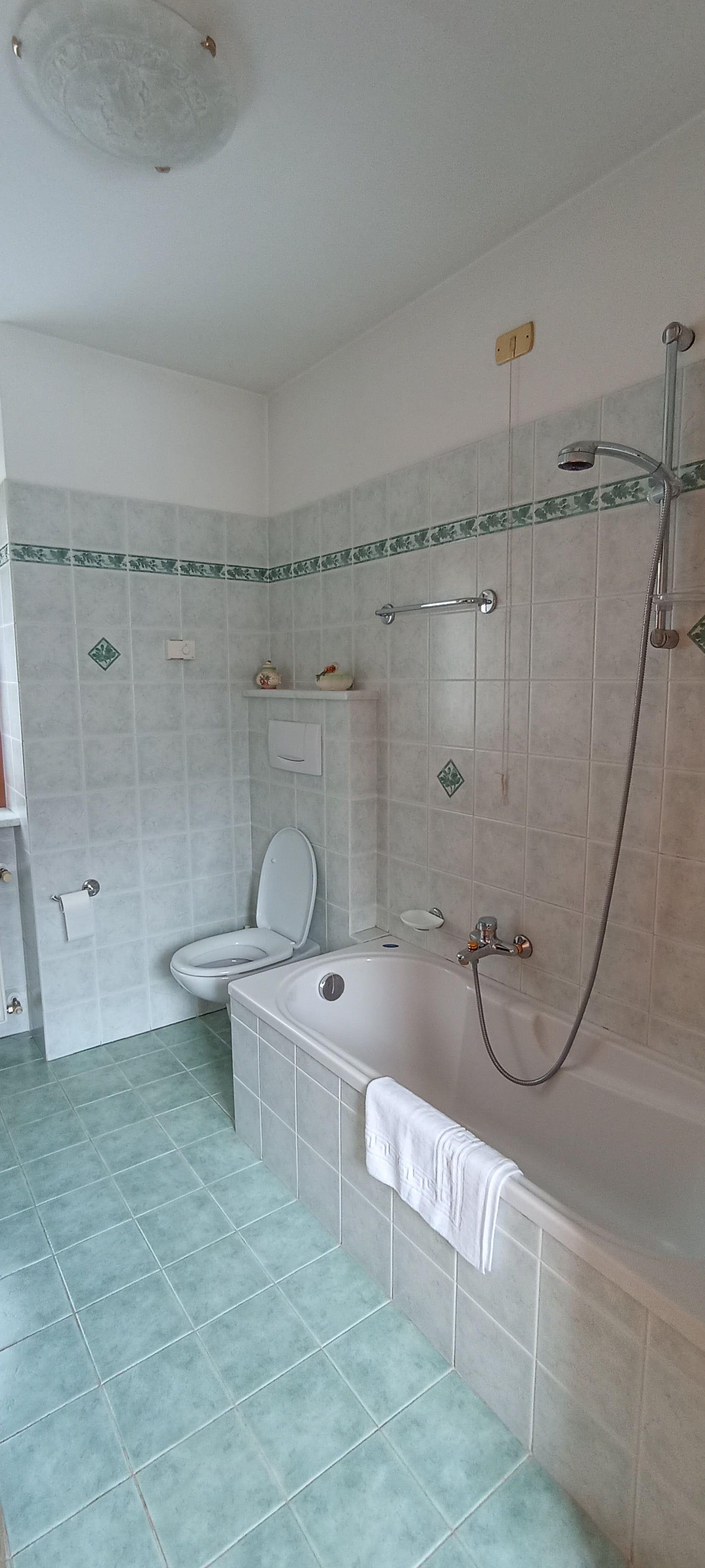 Il bagno con vasca e doccia al primo piano